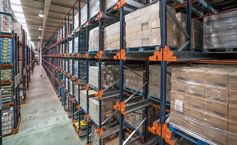 Mecalux has supplied a high-density block of racks served by the Pallet Shuttle, consisting of five levels that are 28’ high