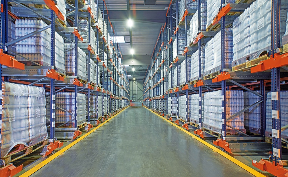 The SLVA warehouse can store a total of 7,424 pallets in an area of 30,451 ft²